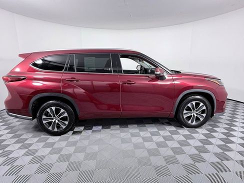 Used 2021 Toyota Highlander XLE image 8