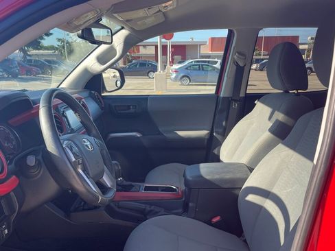 Used 2017 Toyota Tacoma SR5 RWD image 19