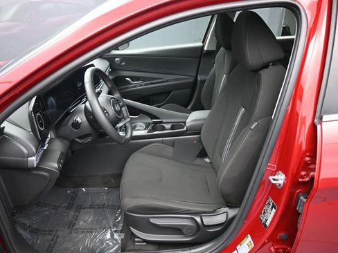 Certified 2025 Hyundai Elantra SEL image 18