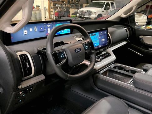 Certified 2025 Ford Expedition Active AWD/4WD image 13