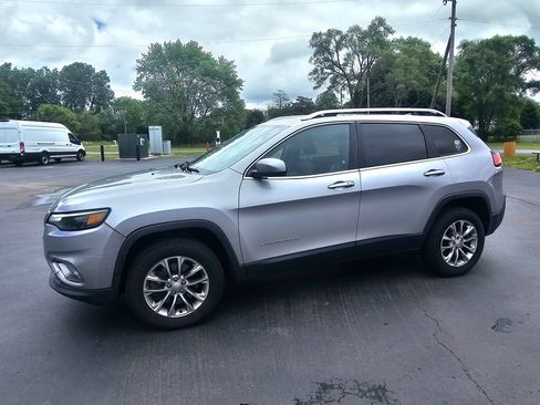 Used 2019 Jeep Cherokee Latitude Plus AWD/4WD image 9