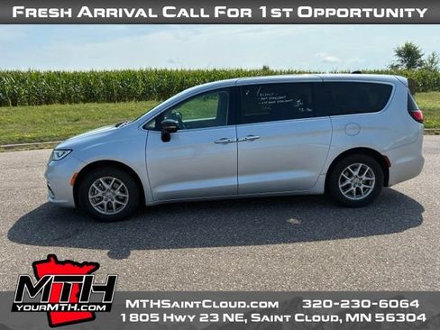 Used 2024 Chrysler Pacifica Touring-L FWD image 5