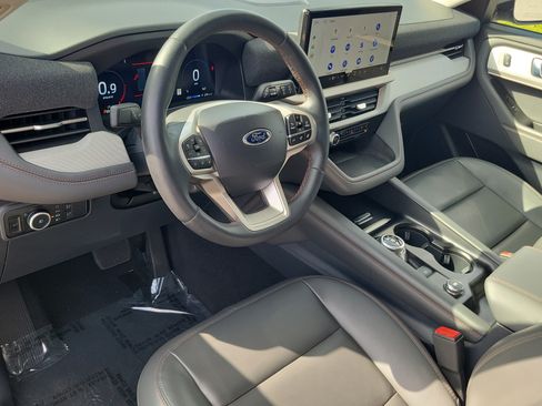 Used 2025 Ford Explorer Active w/ Active Comfort Package RWD image 23