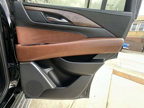 Used 2019 Cadillac Escalade Luxury AWD/4WD image 35