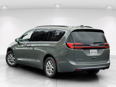 Used 2022 Chrysler Pacifica Touring-L image 5