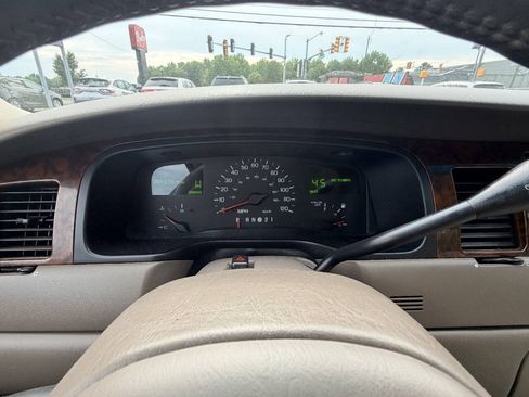 Used 1999 Lincoln Town Car Signature RWD image 9