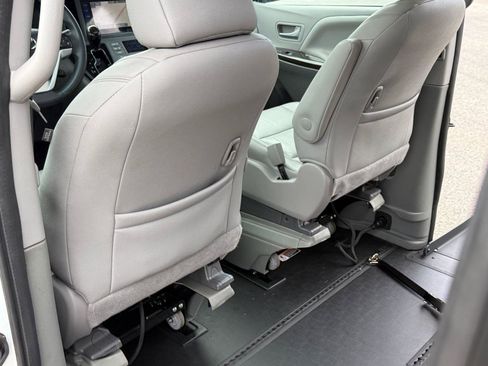 Used 2017 Toyota Sienna XLE w/ XLE Navigation Package FWD image 15