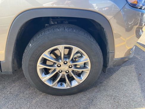 Used 2020 Jeep Cherokee Latitude Lux w/ Quick Order Package 26H Lux image 5