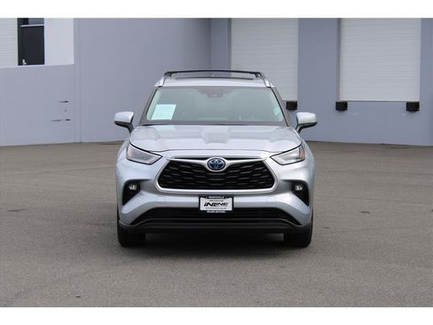 Used 2021 Toyota Highlander XLE AWD/4WD image 5