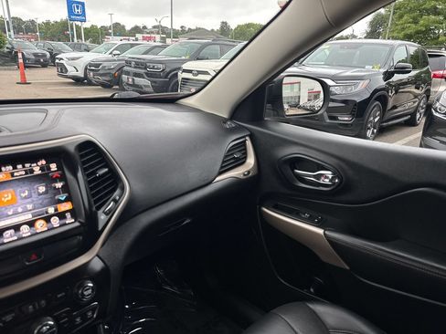Used 2017 Jeep Cherokee Limited w/ Luxury Group FWD image 30