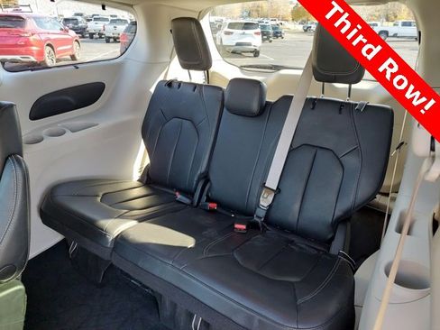 Used 2022 Chrysler Pacifica Touring-L image 17
