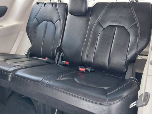 Used 2022 Chrysler Pacifica Touring-L image 17