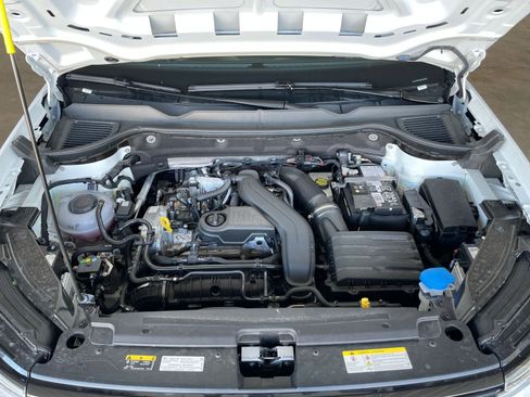 Used 2025 Volkswagen Taos SE image 30