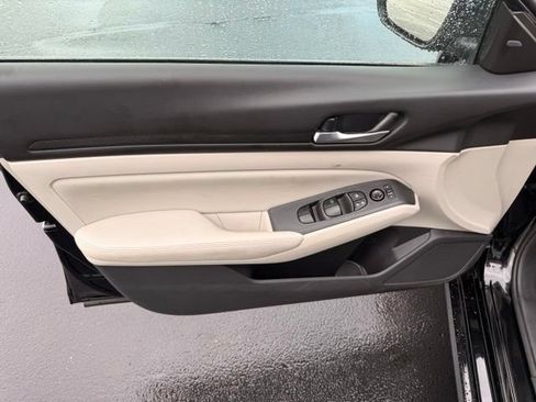 Used 2025 Nissan Altima 2.5 SV FWD image 15