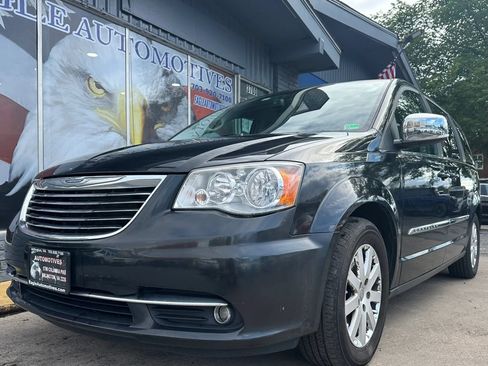 Used 2011 Chrysler Town & Country Touring-L w/ Driver Convenience Group FWD image 7