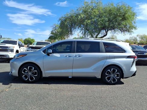 Used 2025 Toyota Sienna Platinum image 8
