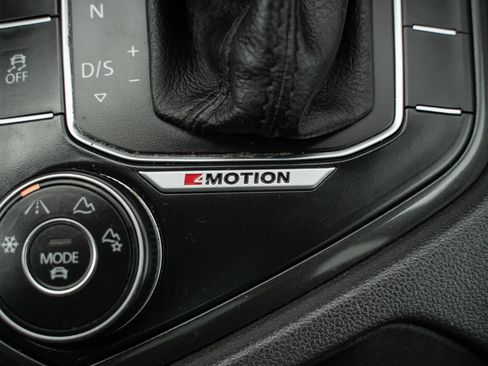 Used 2018 Volkswagen Tiguan SE w/ Panoramic Sunroof Package image 28