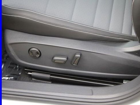 Used 2025 Volkswagen Jetta SE FWD image 15