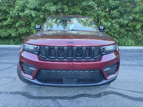 Used 2024 Jeep Grand Cherokee Altitude AWD/4WD image 31