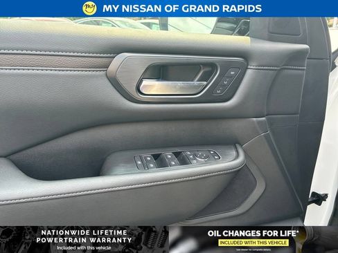 New 2026 Nissan Armada SL w/ Captain's Chari Seat Package AWD/4WD image 12