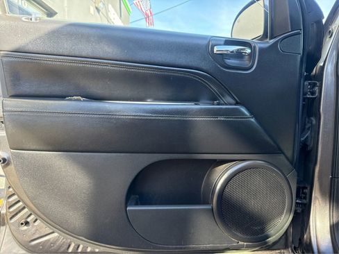 Used 2017 Jeep Compass Latitude image 19