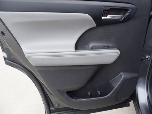 Used 2022 Toyota Highlander XLE image 14