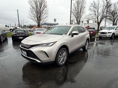 Used 2021 Toyota Venza XLE w/ Carpet Mat Package (TMS) image 1