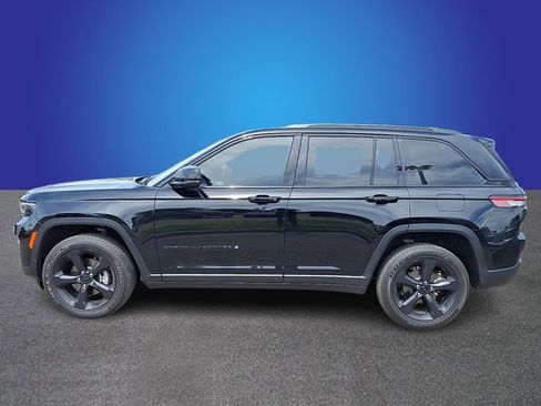 Used 2025 Jeep Grand Cherokee Altitude image 7