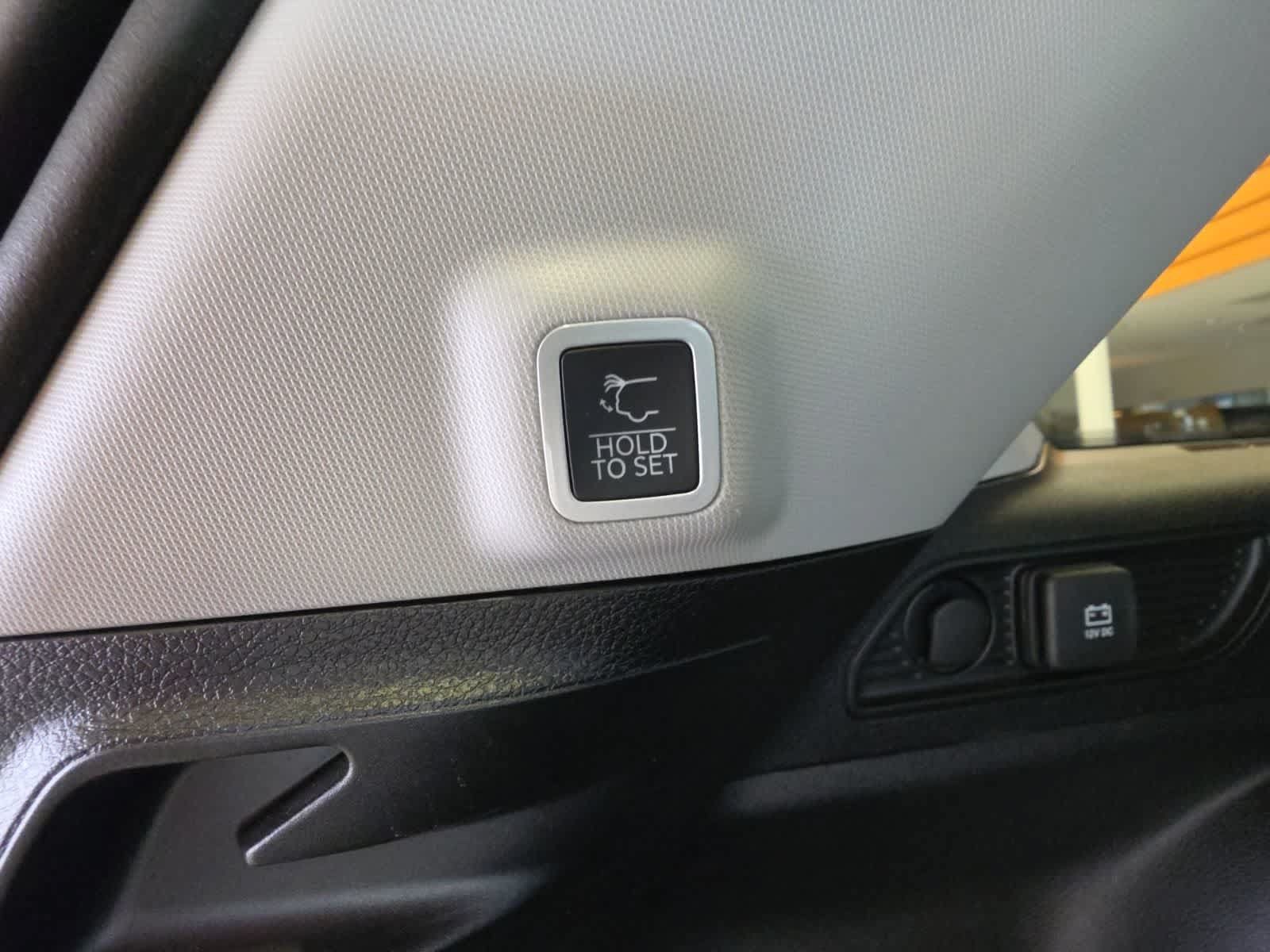 Used 2023 Jeep Grand Cherokee Laredo w/ Luxury Tech Group I AWD/4WD image 13