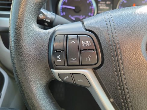 Used 2018 Toyota Highlander LE image 27