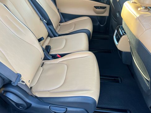 Used 2022 Kia Carnival EX image 15