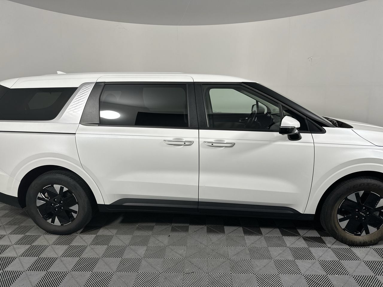 Certified 2026 Kia Carnival LXS FWD image 18