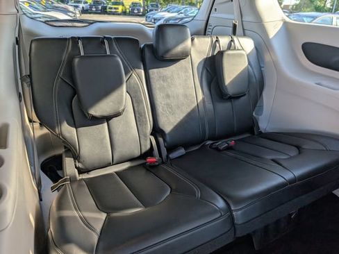 Used 2024 Chrysler Pacifica Touring-L FWD image 12