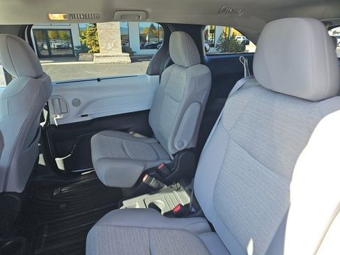 Used 2025 Toyota Sienna LE image 7