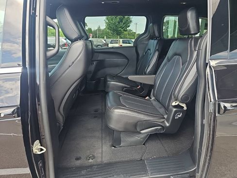 Used 2025 Chrysler Pacifica Select FWD image 29