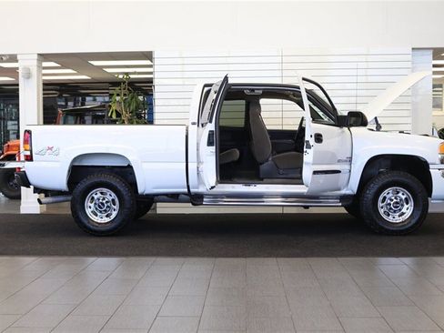 Used 2005 GMC Sierra 2500 SLE w/ Heavy-Duty Power Package AWD/4WD image 11