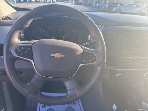 Used 2021 Chevrolet Traverse LT image 38
