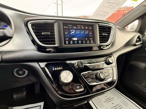 Used 2020 Chrysler Pacifica Touring w/ S Appearance Package image 16