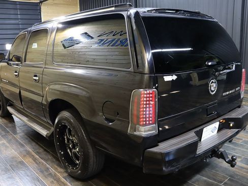 Used 2005 Cadillac Escalade ESV Platinum image 3