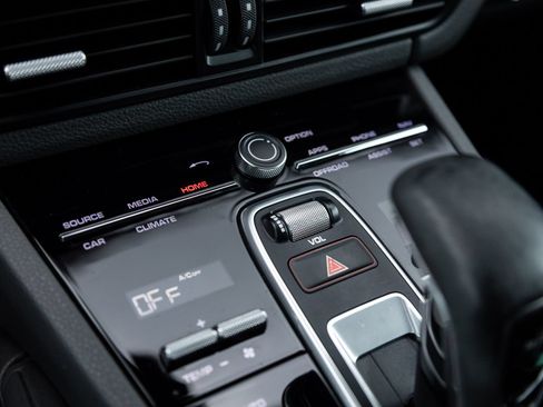 Certified 2023 Porsche Cayenne AWD/4WD image 25