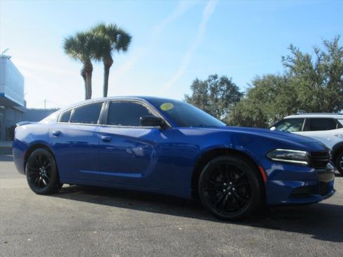 Used 2018 Dodge Charger SXT w/ Blacktop Package image 3