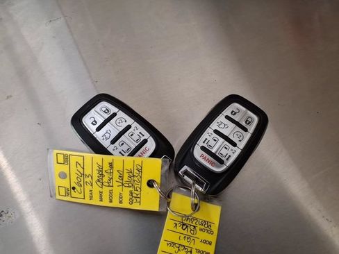 Used 2023 Chrysler Pacifica Touring-L FWD image 27