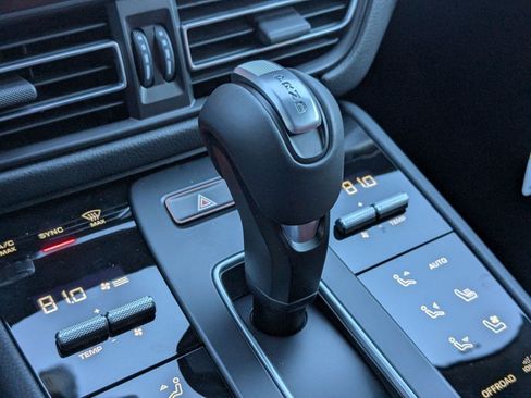 Certified 2026 Porsche Macan AWD/4WD image 20