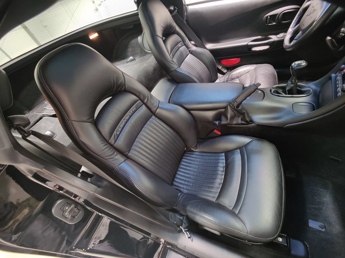 Used 2004 Chevrolet Corvette Coupe w/ Preferred Equipment Group RWD image 15