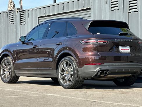 Used 2023 Porsche Cayenne Platinum Edition image 3