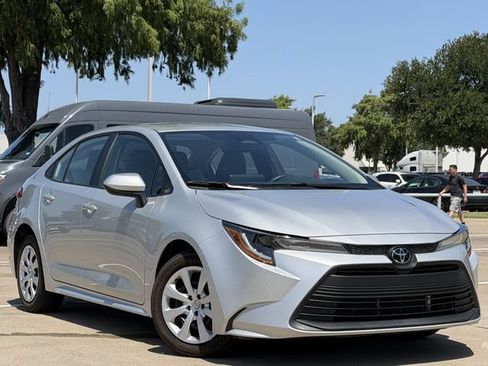 Used 2025 Toyota Corolla LE FWD image 2