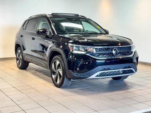 Used 2024 Volkswagen Taos SE w/ Panoramic Sunroof Package image 3