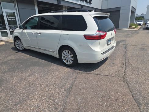 Used 2017 Toyota Sienna Limited Premium FWD image 11