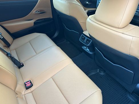 Used 2025 Lexus ES 300h w/ Premium Package image 29