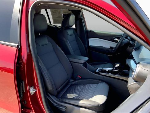 Used 2025 Chevrolet Trax LT FWD image 9